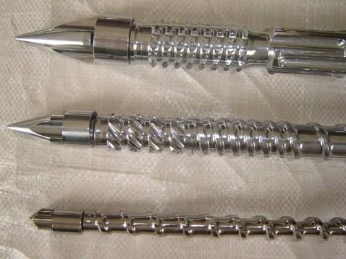 Screws coated using the nitriding process
